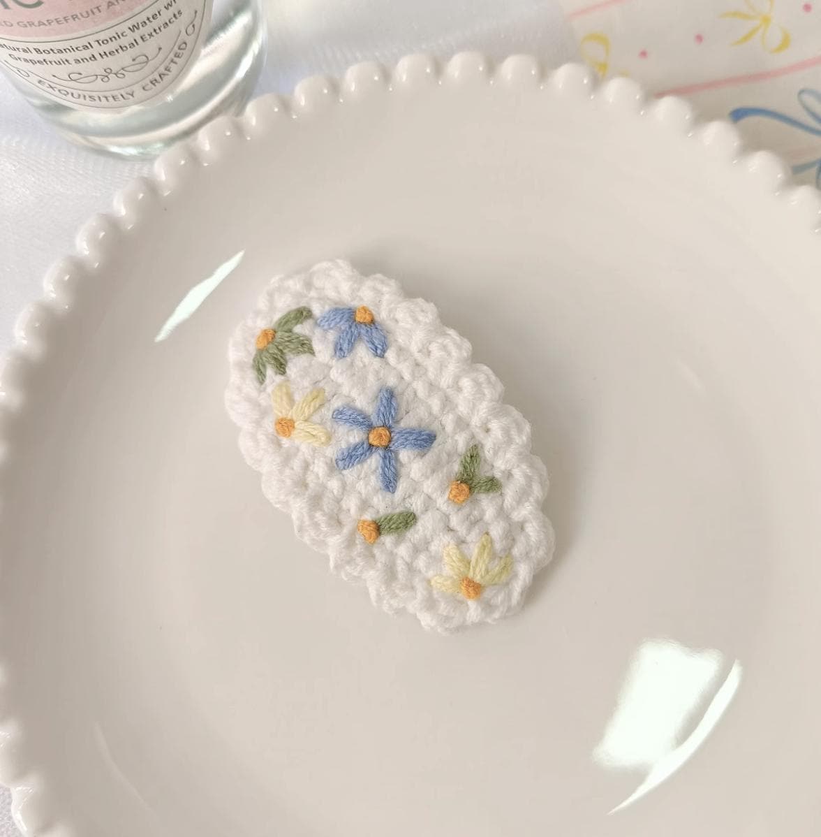 Handmade Crochet Flower Hair Clip | Blue & White Daisy Barrette | Sweet Aesthetic Hair Accessory | Embroidered Yarn Hairpin | Gift for Her